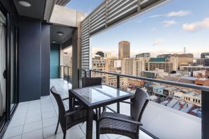 Balkón nebo terasa v ubytování Oaks Adelaide Horizons Suites