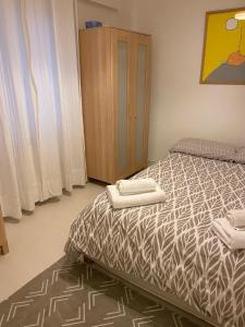 1 dormitorio con 1 cama con 2 toallas en Azkoitia In the heart of the Basque Country, en Azcoitia