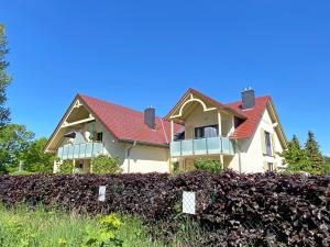 ティースゾーにあるHaus Sterntaucher - Ferienwohnung 06 mit Balkonの赤い屋根の家