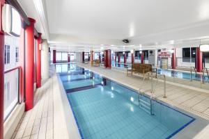 a large swimming pool in a building at Oaks Adelaide Horizons Suites in Adelaide