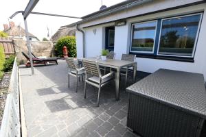 patio con tavolo e sedie di Haus an der Wiek mit Terrasse a Gager