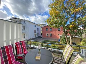 un patio con tavolo e sedie sul balcone. di Villa Annika - Ferienwohnung 10 mit Westbalkon a Ostseebad Sellin