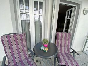 オストゼーバート・ゼリンにあるVilla Rosa Whg. 04 mit Balkonのテーブルと椅子2脚