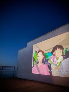 una pintura de dos chicas al lado de un edificio en Sea view Penthouse (YooBulgaria), en Obzor