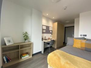 Un dormitorio con una cama y un escritorio. en Student-Only Accommodations in Belfast, en Belfast