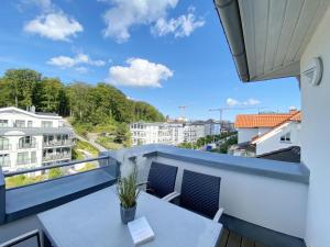 オストゼーバート・ゼリンにあるVilla Rosa - Ferienwohnung 16 - Meereszauber mit 2 Dachterrassenの眺めの良いバルコニー(テーブル、椅子付)