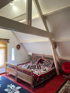 um quarto com uma cama num sótão em Rio Grande Luxury Western Rooms em Terschuur