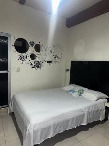 Postel nebo postele na pokoji v ubytování LAS CAMELIAS APARTAHOTEL - La Virginia Risaralda