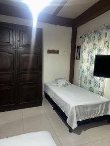 Postel nebo postele na pokoji v ubytování LAS CAMELIAS APARTAHOTEL - La Virginia Risaralda