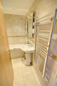 Koupelna v ubytování Hotties House - Two-Bed Cottage, Dog-Friendly & Off-Street Parking -