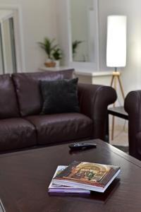 - un salon avec un canapé brun et une table dans l'établissement Cozy home with private entrance!, à Wellington