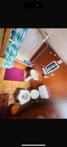 nad głową łazienki z dwoma toaletami w obiekcie The Hayat Group Of Houseboats w mieście Śrinagar