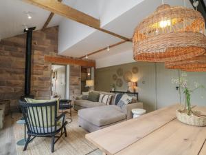 ein Wohnzimmer mit Tisch und Couch in der Unterkunft Holly Cottage - Fold Yards in Belper