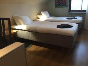 2 łóżka pojedyncze w pokoju z: w obiekcie Flygarevägen w mieście Höllviken
