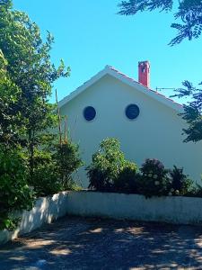 Maison blanche avec 2 fenêtres sur le côté dans l'établissement Guest House Cinderella, à Herceg-Novi