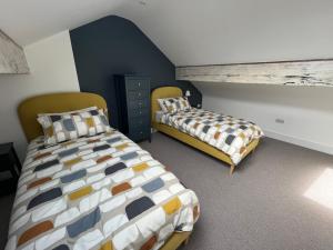 um quarto com duas camas num quarto em Carrick Rooms em Port Saint Mary