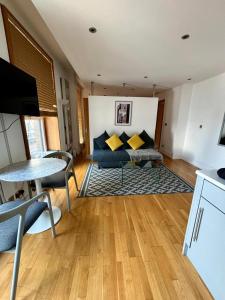 una sala de estar con un sofá y una mesa en 1 BR in Piccadilly Circus St James Cov1, en Londres