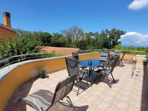 a patio with a table and chairs on a balcony at Apartmani Dani in Sveti Anton
