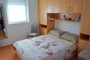 a bedroom with a bed with towels on it at Apartman Mare in Dramalj