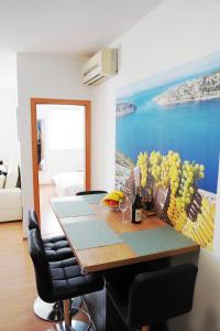 a dining room with a table with grapes and wine glasses at Apartman Mare in Dramalj