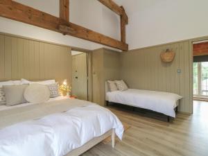 ein Schlafzimmer mit zwei Betten und einem Fenster in der Unterkunft Rowan Cottage - Fold Yards in Belper