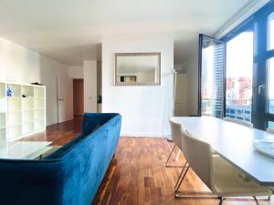 un soggiorno con divano blu e tavolo di 2 Bedroom Discovery Dock a Londra