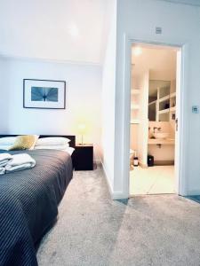 a bedroom with a bed and a bathroom at 2 Bedroom Discovery Dock in London