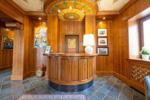 a lobby with a round bar in a room with wooden walls at RESIDENCE SERRADA in Serrada