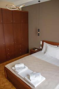 Un dormitorio con una cama con dos toallas encima. en Center Proluxe Apartment, en Alexandroupoli
