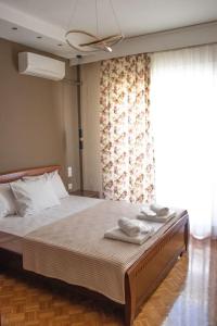 Un dormitorio con una cama con toallas. en Center Proluxe Apartment, en Alexandroupoli