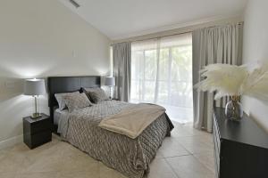 ein Schlafzimmer mit einem Bett und einem großen Fenster in der Unterkunft Cozy home with private entrance! in Wellington