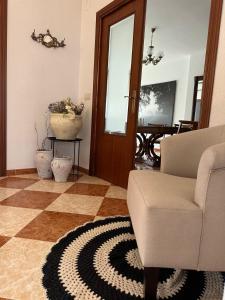 uma sala de estar com uma cadeira e uma mesa em Villa Gení em La Victoria