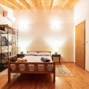 Tempat tidur dalam kamar di Neromilos Harmony - Roussis Residence