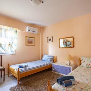 Dormitorio pequeño con cama y espejo en Neromilos Harmony - Roussis Residence, en Nerómilos