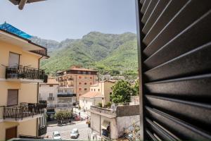 Una vista de una ciudad con montañas al fondo. en Casa Anna apartments, en Pimonte