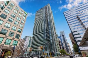 un grand bâtiment au milieu d'une ville dans l'établissement 3 BR w/ parking Downtown Toronto, à Toronto