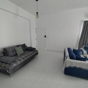uma sala de estar com um sofá e uma cama em Samos Home by the sea em Kámpos