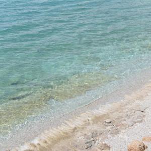 una playa con el océano y el agua en Salamis Beachfront House, en Salamina