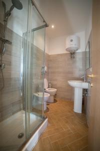 Koupelna v ubytování Residenza Lucio Alfio + 27 fotografií