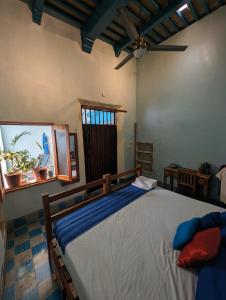 een slaapkamer met een groot bed in een kamer bij Casa Aguazul in Campeche