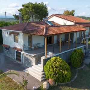 una piccola casa bianca con portico e scale di Marva Residence - comfortable 8-person retreat a Nerómilos