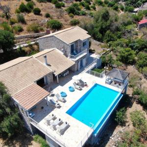 vista aerea di una casa con piscina di Villa Helion Heated Pool a Kelliá