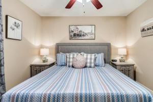 Ένα ή περισσότερα κρεβάτια σε δωμάτιο στο 1 Mile To Pkwy, Pets, Hot Tub, Creekside, Porch +31 φωτογραφίες