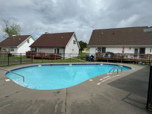 Πισίνα στο ή κοντά στο 1 Mile To Pkwy, Pets, Hot Tub, Creekside, Porch