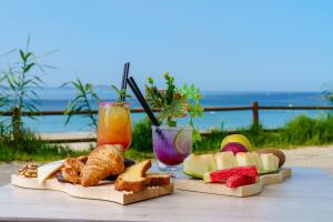 un tavolo con pane, frutta e una bevanda di Hotel Duna a Portonovo
