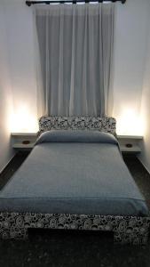 ein Schlafzimmer mit einem Bett mit einem Vorhang und einem Fenster in der Unterkunft Salou, Port Aventura, piscina, a 80m del mar in Salou + 24 Fotos