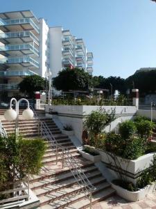 eine Treppe vor einem Gebäude in der Unterkunft Salou, Port Aventura, piscina, a 80m del mar in Salou