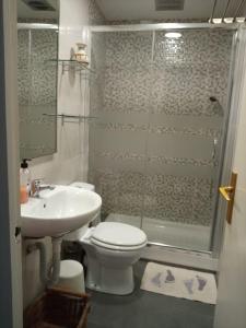 ein Badezimmer mit Dusche, Toilette und Waschbecken in der Unterkunft Salou, Port Aventura, piscina, a 80m del mar in Salou