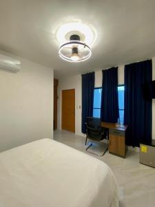 RIG Colonial Experience في سانتو دومينغو: غرفة نوم مع سرير ومكتب مع كرسي