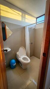 La petite salle de bains est pourvue de toilettes et d'un lavabo. dans l'établissement Hospedaje Villa Del Sol, à Ica